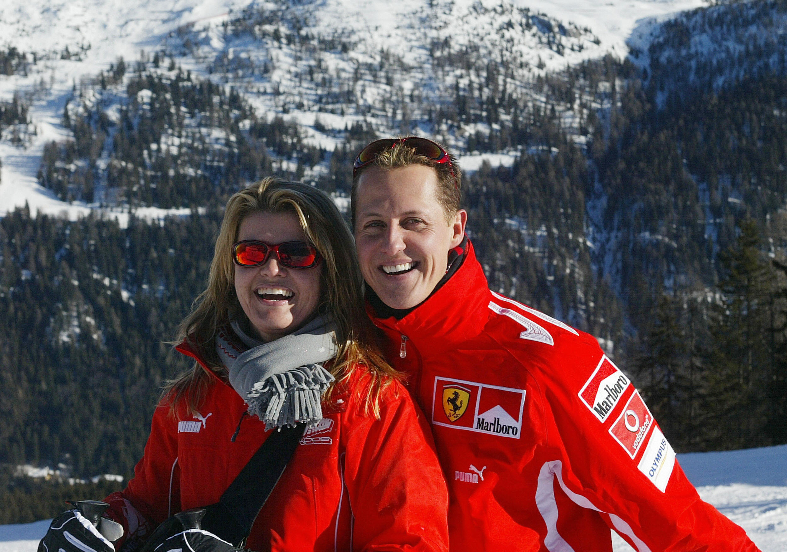 Corinna (links) ist 2005 mit Ehemann Schumacher in Italien abgebildet