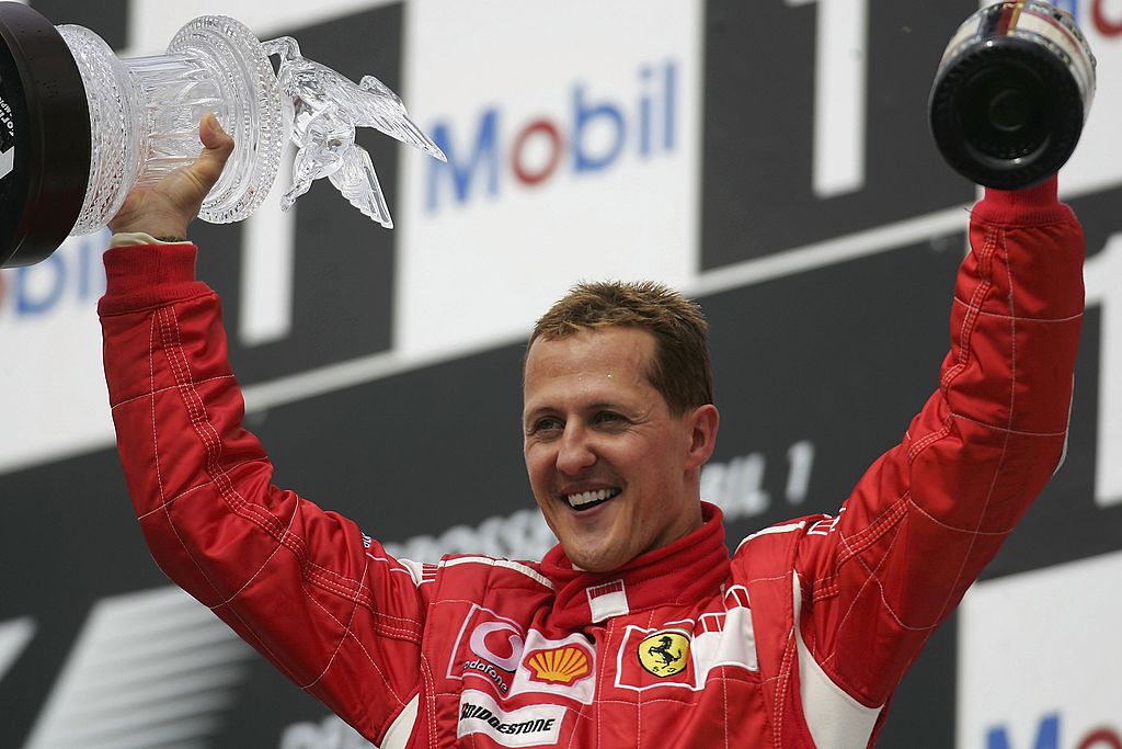 Die F1-Legende feiert auf dem Podium ihren Sieg beim Großen Preis von Deutschland in der Formel 1 auf dem Hockenheimring im Jahr 2006