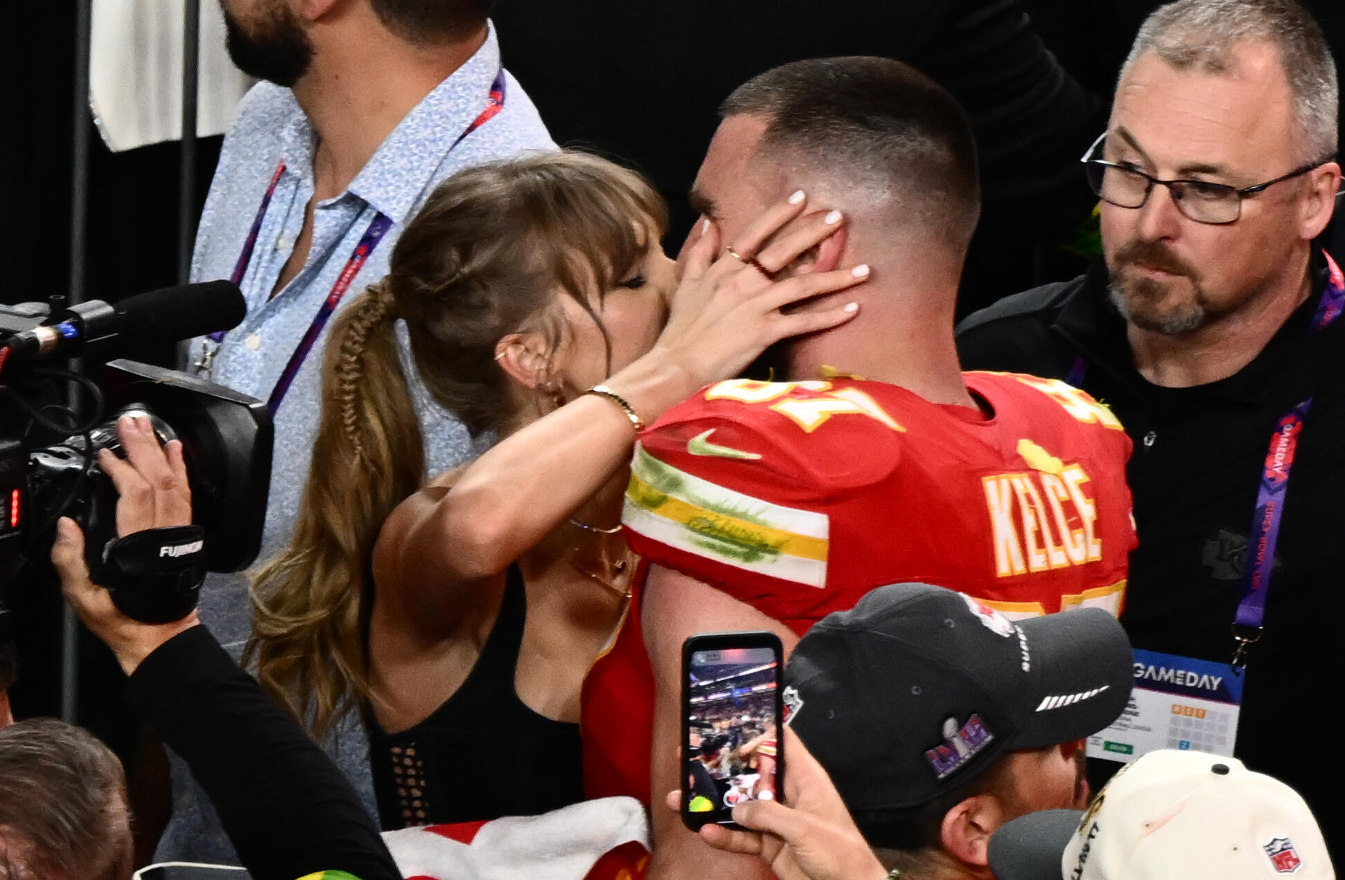 Taylor Swift küsst Travis Kelce, den Tight End der Kansas City Chiefs, nachdem die Chiefs den Super Bowl LVIII gegen die San Francisco 49ers gewonnen haben.