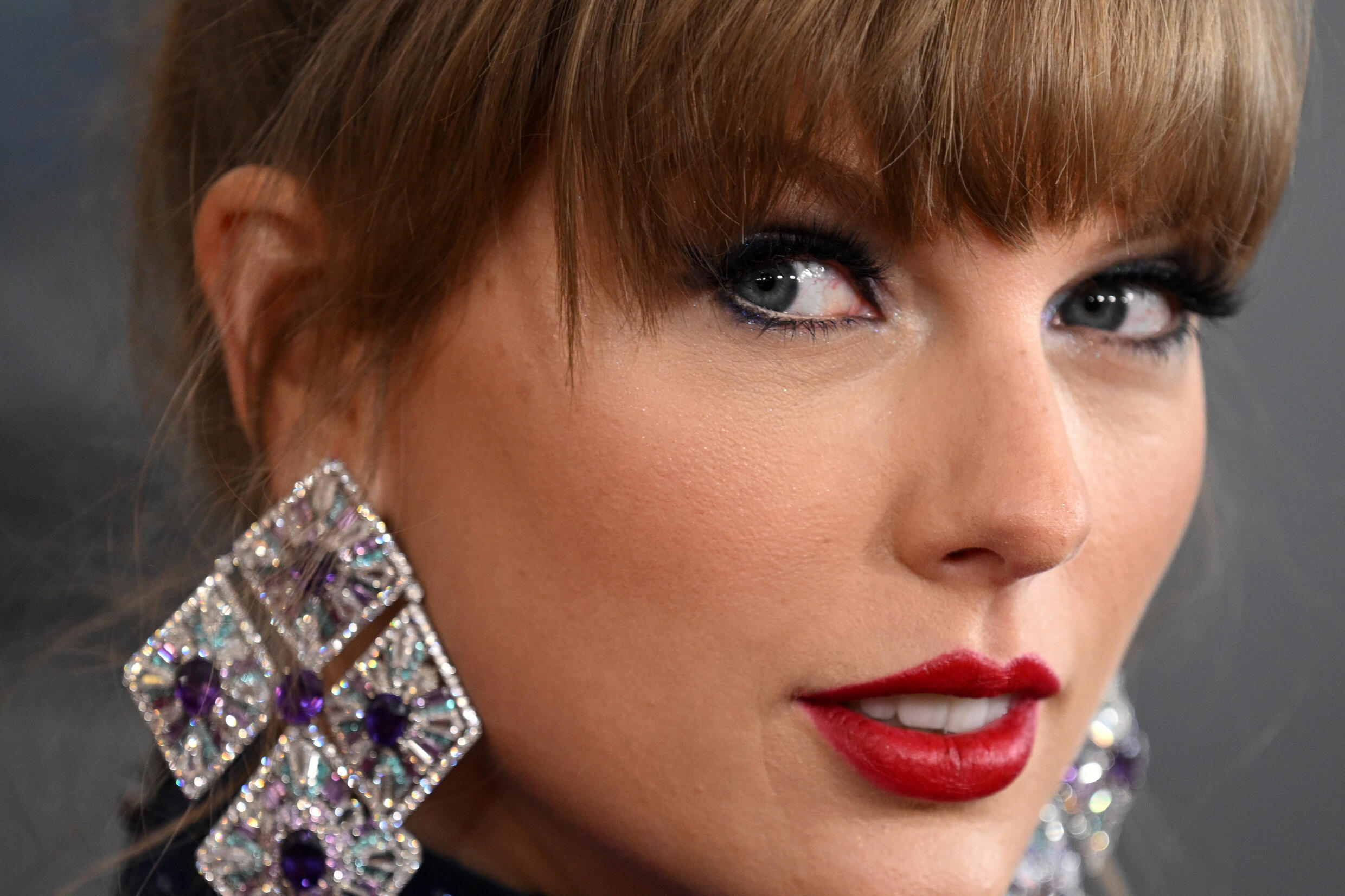 Seit Taylor Swift angekündigt hat, im April 2024 ein neues Album zu veröffentlichen, arbeitet ihre treue Legion von Swifties rund um die Uhr daran, Hinweise auf die Musik zu entschlüsseln.