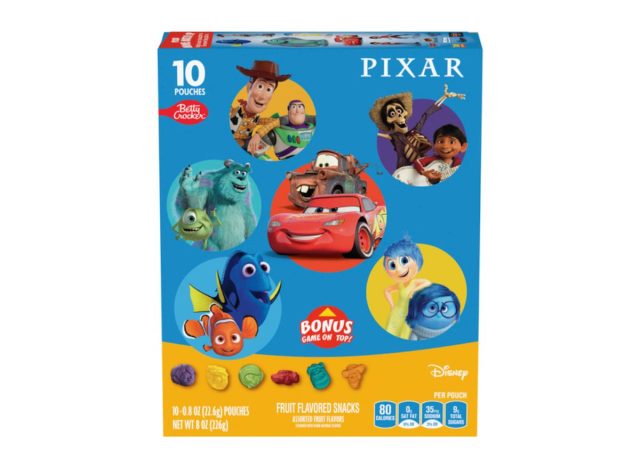 Schachtel mit Pixar-Fruchtsnacks auf weißem Hintergrund