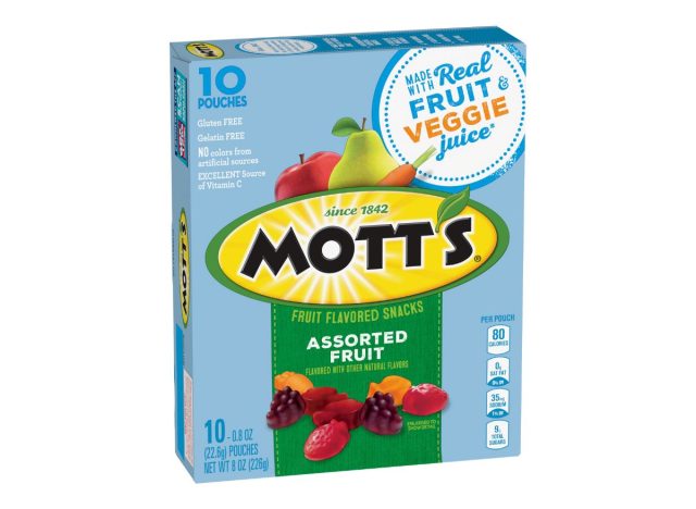 Schachtel mit Mott's Fruchtsnacks auf weißem Hintergrund