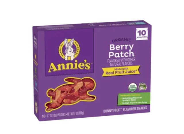 Schachtel mit Annies Fruchtsnacks auf weißem Hintergrund