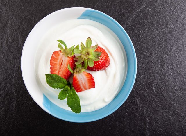 Schüssel Skyr-Joghurt mit Erdbeeren
