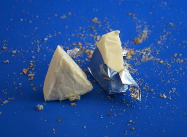 Vorportionierte Käsespalten auf einem blauen Tisch