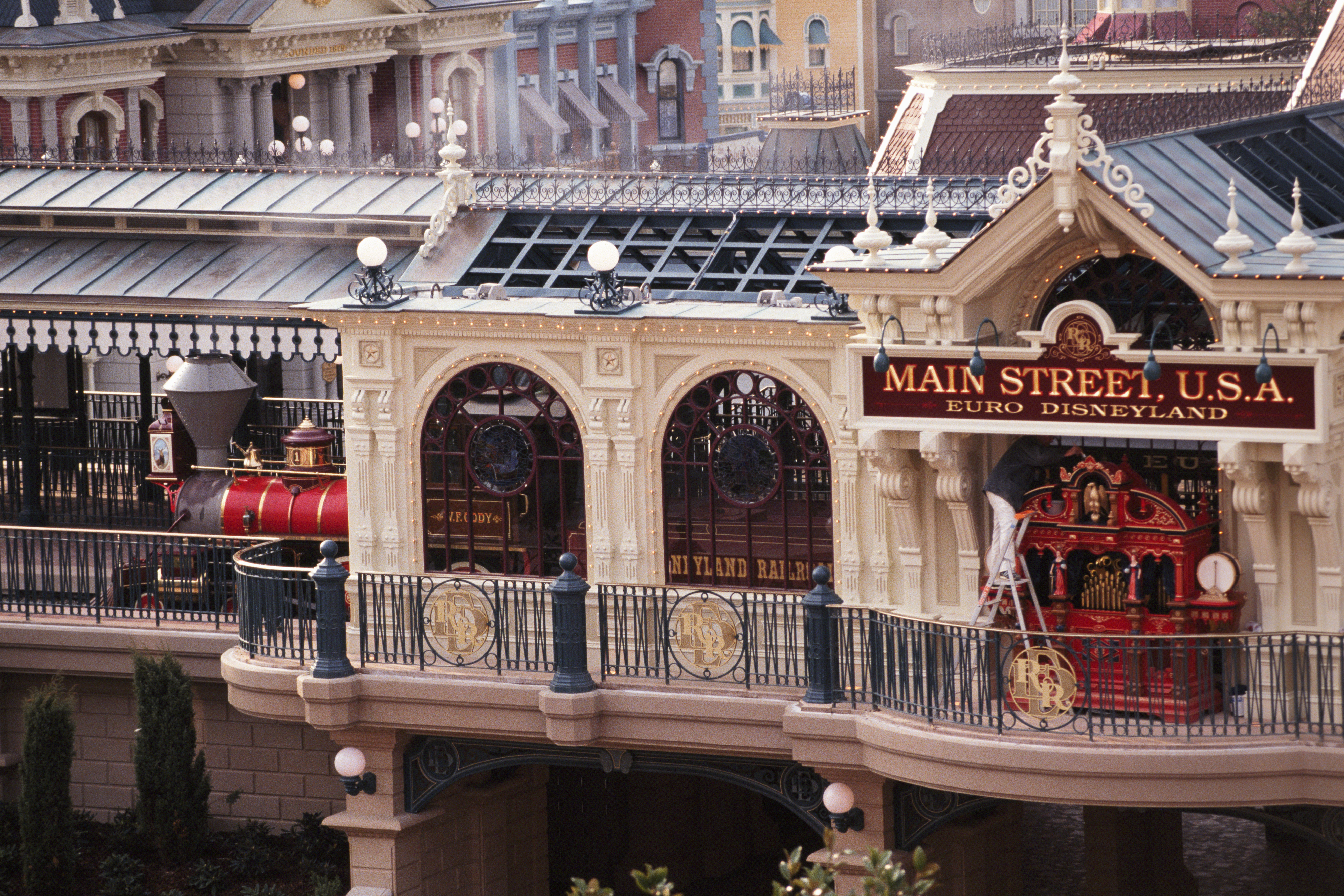 Sie können mit dem Zug nach Disneyland Paris fahren, obwohl die direkten Verbindungen eingestellt wurden