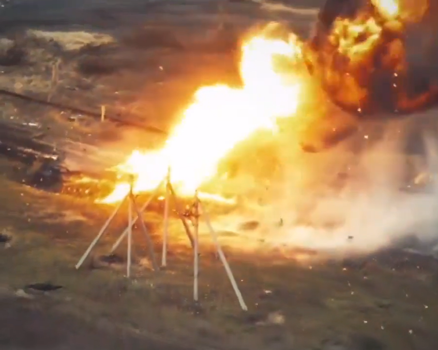 Das Selbstmord-Drohne explodiert, als es in den 1 Million Pfund teuren russischen T-72-Panzer einschlägt und ihn in Stücke reißt