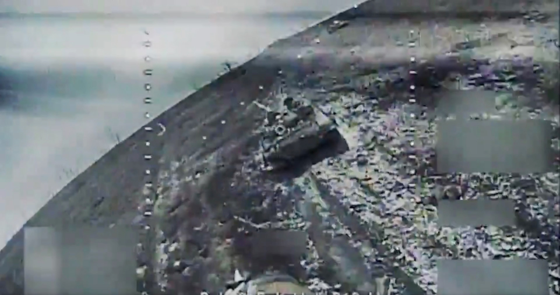 Ein FPV – geführt von der „Spartan Brigade“ – steuert direkt auf einen weiteren russischen T-72-Panzer zu, bevor es beim Aufprall explodiert