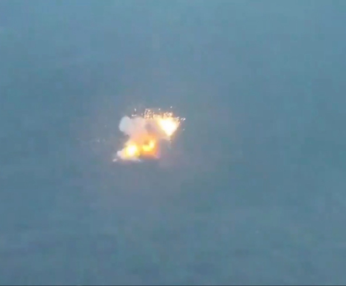 Sekunden später ging Putins teurer Panzer in Flammen auf – und löste einen riesigen Feuerball aus, der kilometerweit zu sehen war
