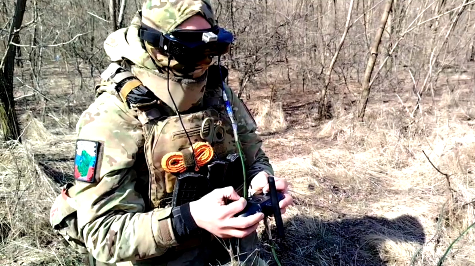 Ein ukrainischer Drohnenbetreiber steuert die Selbstmorddrohnen zu ihren Zielen