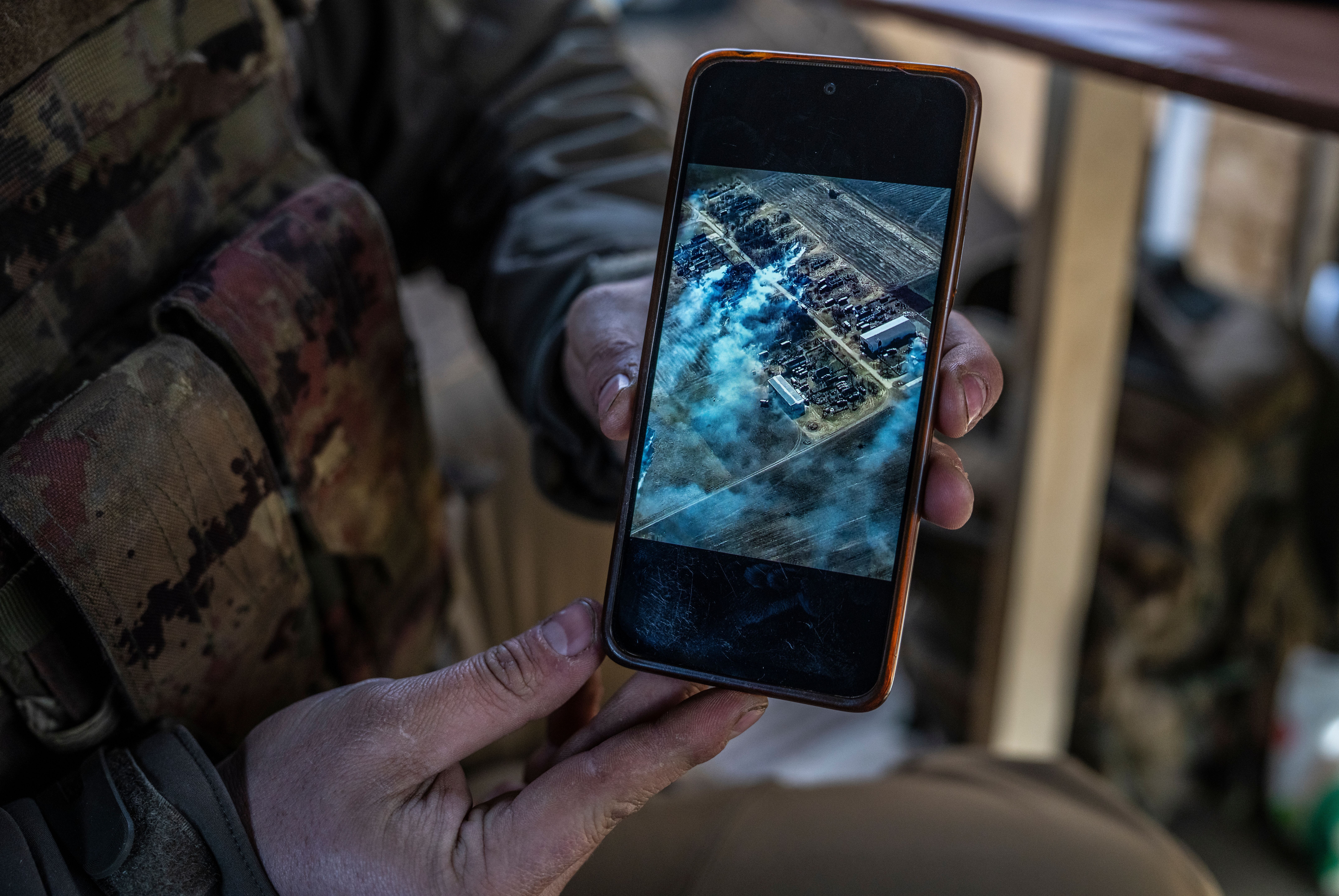 Ein Soldat einer ukrainischen Aufklärungsdrohneneinheit zeigt ein Foto eines früheren erfolgreichen Angriffs auf russische Streitkräfte auf eine Stellung im Donbas