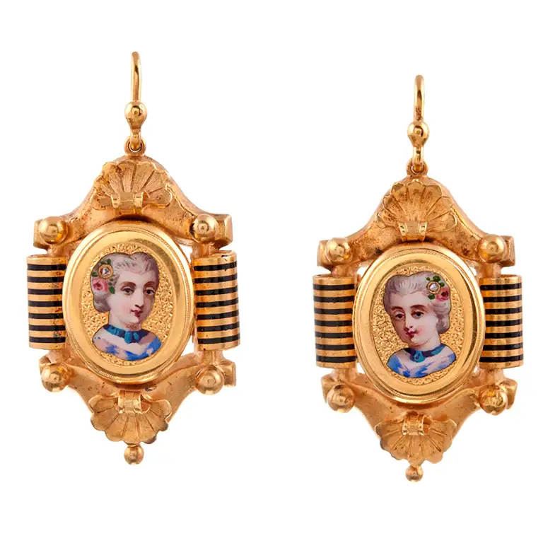 Ein ähnliches Paar viktorianischer Miniatur-Porträtohrringe aus Gelbgold aus Emaille aus dem Jahr 1875 kostet auf dem Online-Marktplatz 1stDibs 4.000 US-Dollar