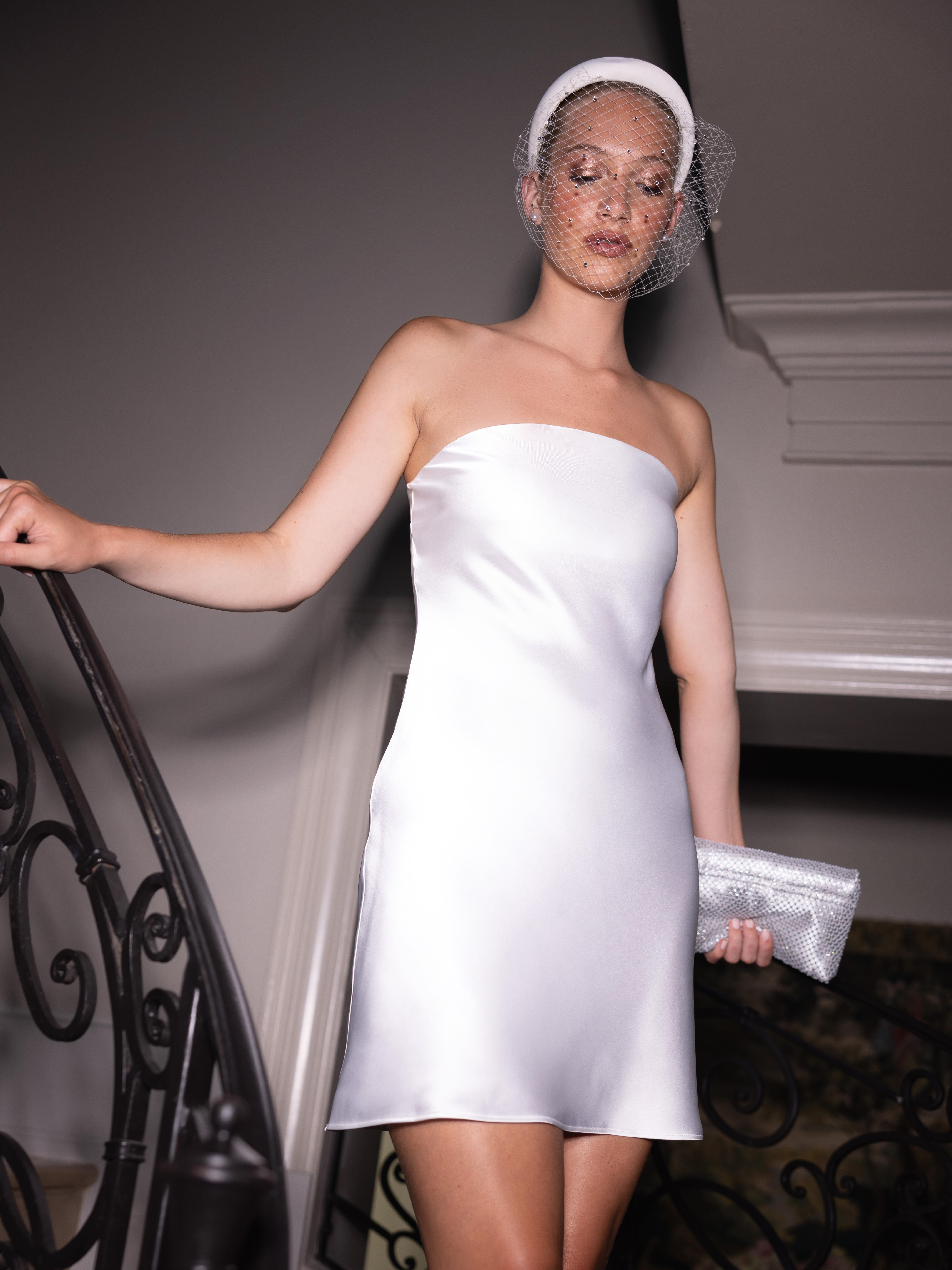 Primark verkauft auch ein Brautkleid "Hergestellt aus elfenbeinweißem Satin mit einer glatten und glänzenden Oberfläche" für 20 £