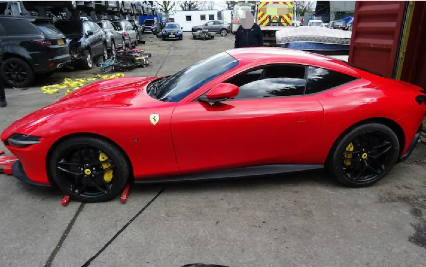 Dieses Bild zeigt einen roten Ferrari, der von der Polizei in Essex gefunden wurde, bevor er ins Ausland verschifft werden konnte