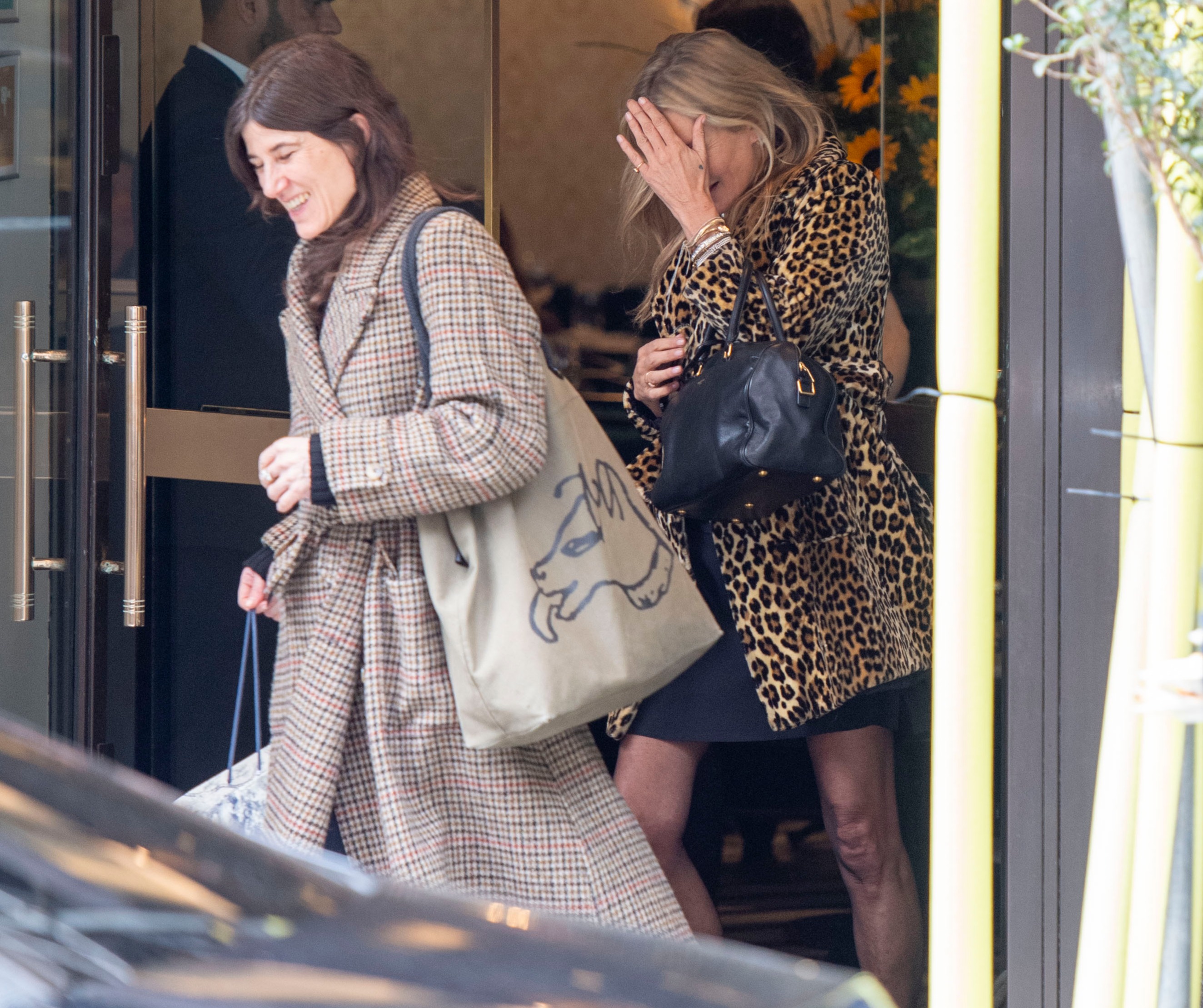 Kate versuchte, ihr Gesicht zu verbergen, als sie das Mayfair-Restaurant verließ