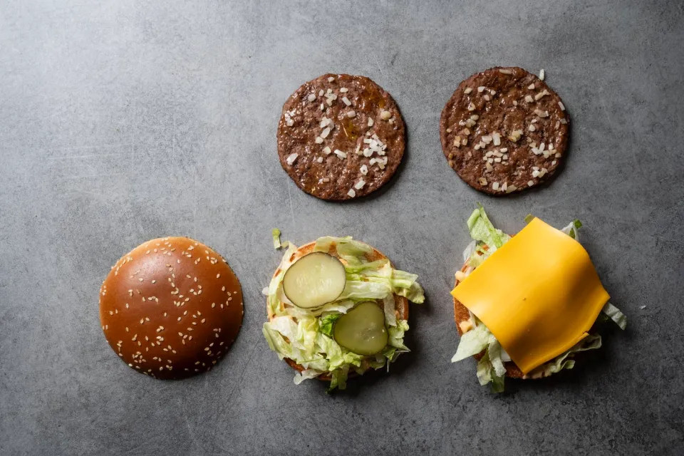 McDonald's hat seine Salate, Brötchen, Zwiebeln und Burger gegen die fünf beliebten Burger ausgetauscht, um sie für die Kunden noch schmackhafter zu machen
