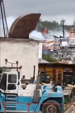 Aufnahmen des brennenden Schiffes im Hafen von Sewastopol