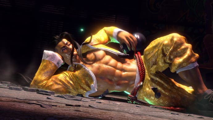 Jamie liegt in Street Fighter 6 lässig mit offenem Hemd auf dem Boden.
