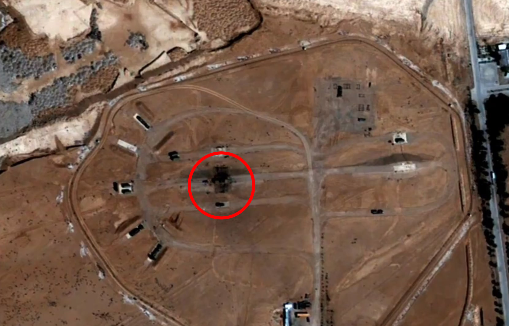 Der Luftwaffenstützpunkt nach dem Angriff Israels – ein Fleck konzentrierter verbrannter Erde traf die Mitte des Stützpunkts
