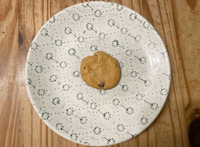Pillsbury-Keks auf einem bedruckten Teller. 