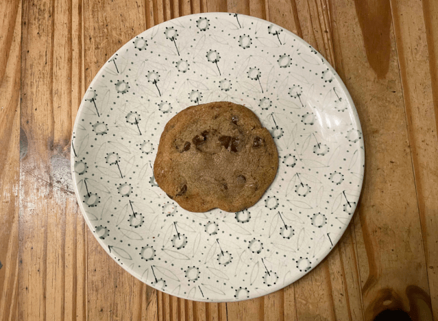 Keks der Marke Miss Jones auf einem bedruckten Teller. 