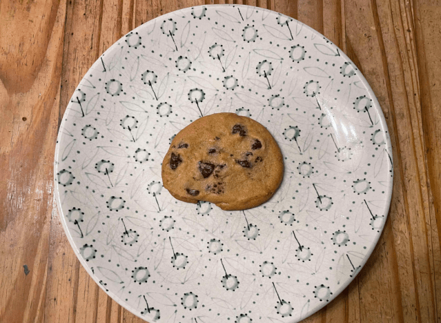 Legen Sie Kekse auf einen bedruckten Teller. 