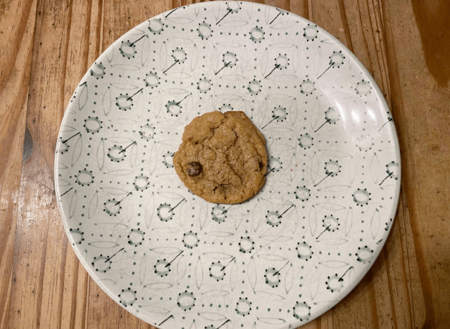 Essen Sie Kekse der Marke Gebäck auf einem bedruckten Teller. 