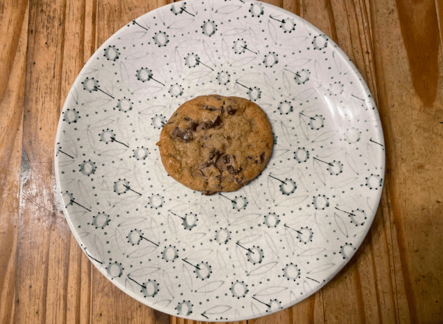 Trader Joe's Cookie auf einem bedruckten Teller. 