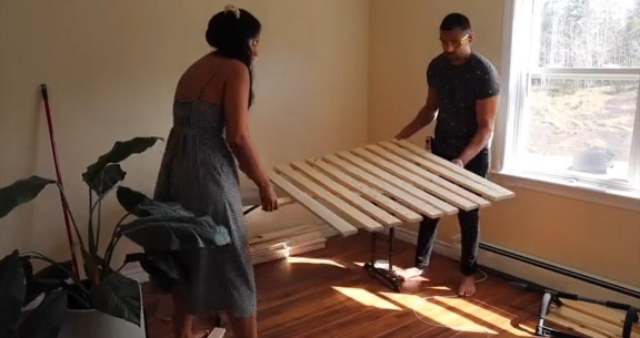 Sie baute einen Zaun aus Holz zusammen, das sie im Home Depot gekauft hatte
