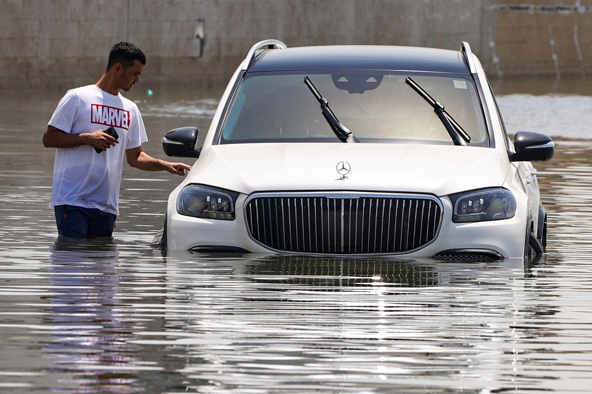 Ein teurer Mercedes-Maybach GLS ist nach den schweren Überschwemmungen gestrandet