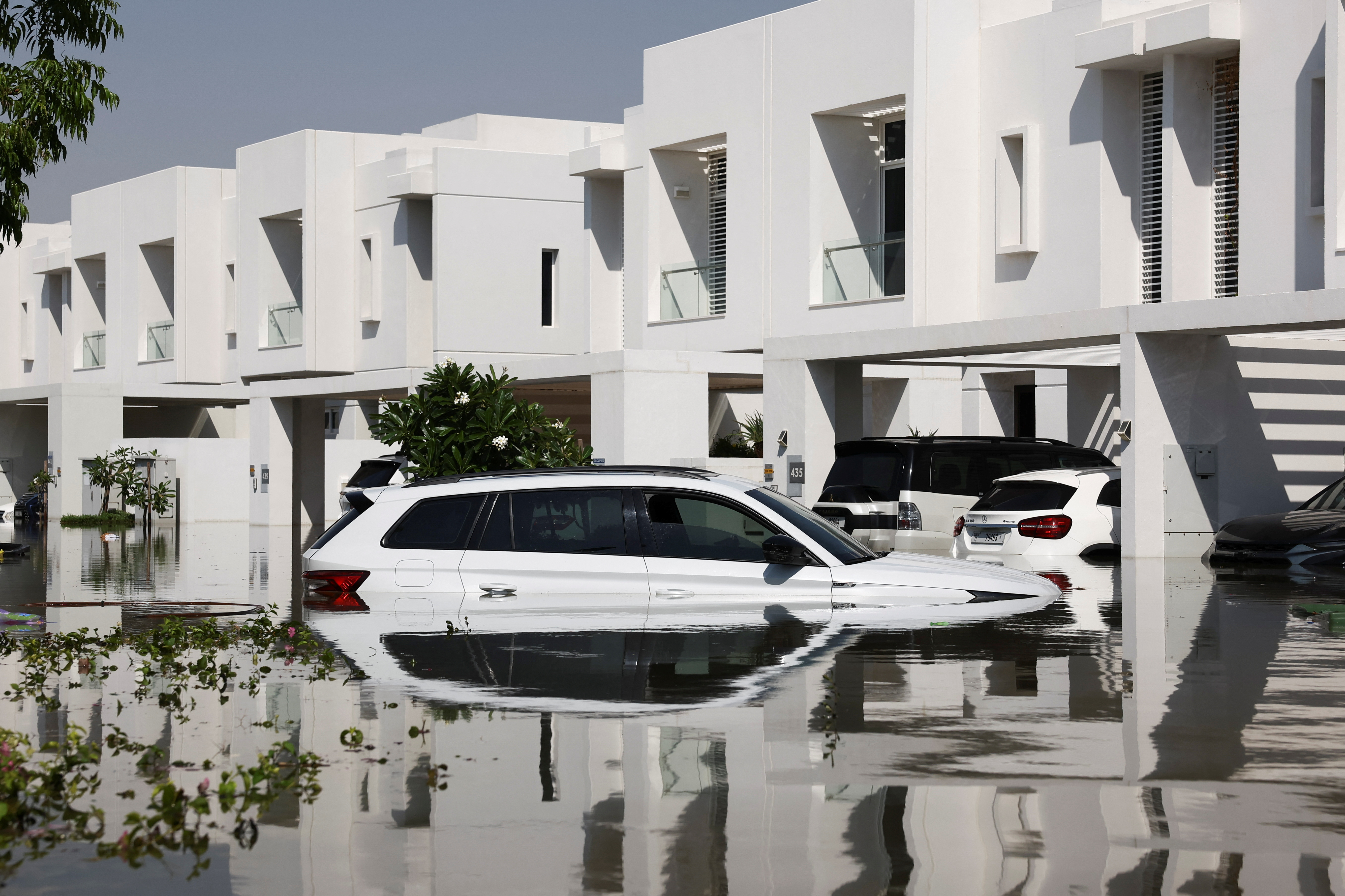 Autos in Wohngebieten wurden von tiefem Wasser umgeben zurückgelassen