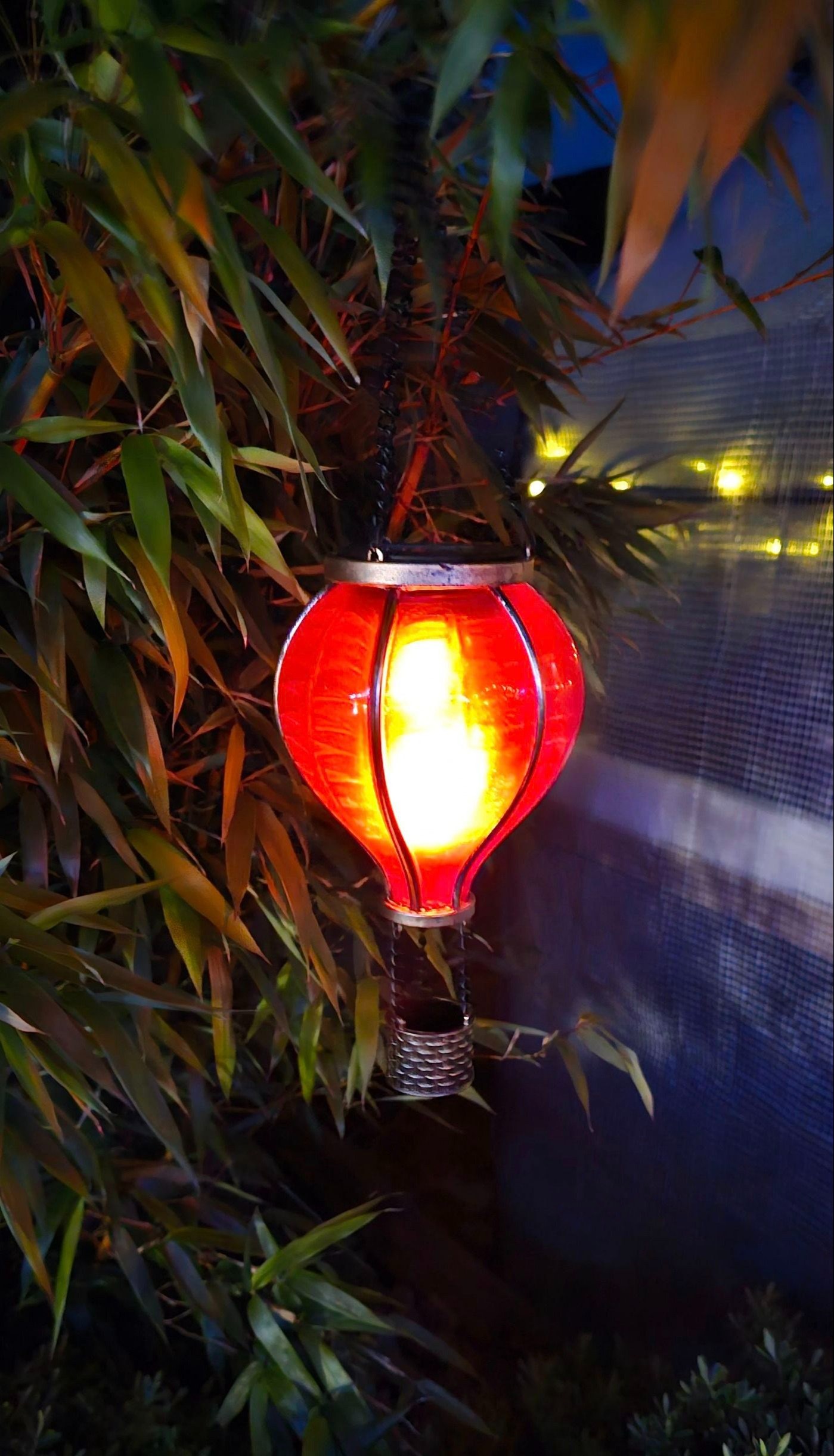 Die Lichter sind solarbetrieben und ermöglichen es Ihnen, heute Nacht draußen in Ihrem Garten zu bleiben