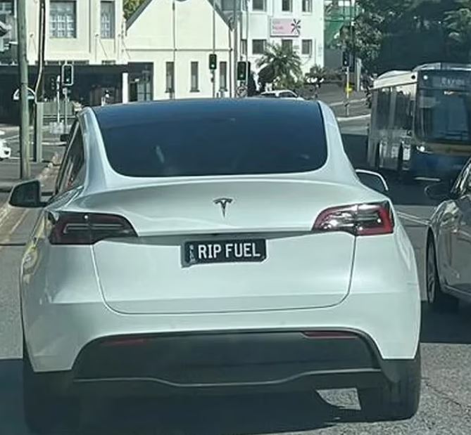 Ein weiterer Tesla wurde auch in Australien mit dem Nummernschild „RIP FUEL“ gesehen.
