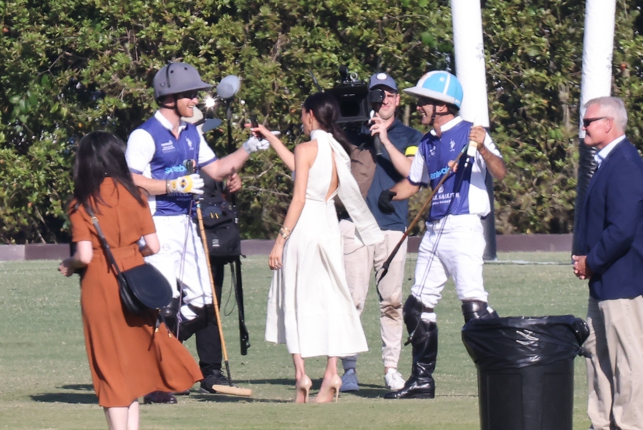Das Paar war von seinem Filmteam bei der Royal Salute Polo Challenge für die Benefizveranstaltung von Sentebale in Florida umgeben