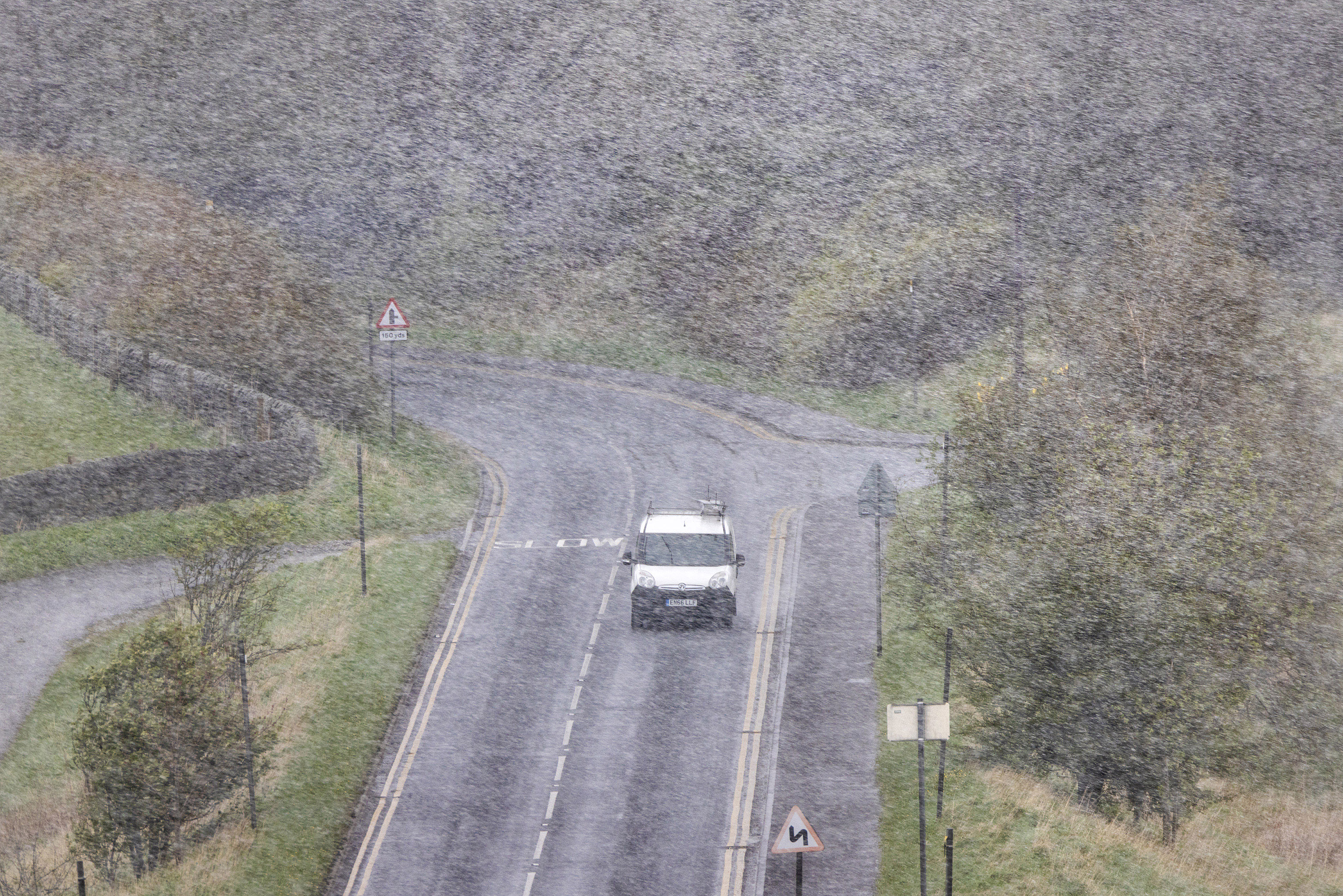 Ein Autofahrer trotzt einer Hagelwand in Yeadon bei Leeds