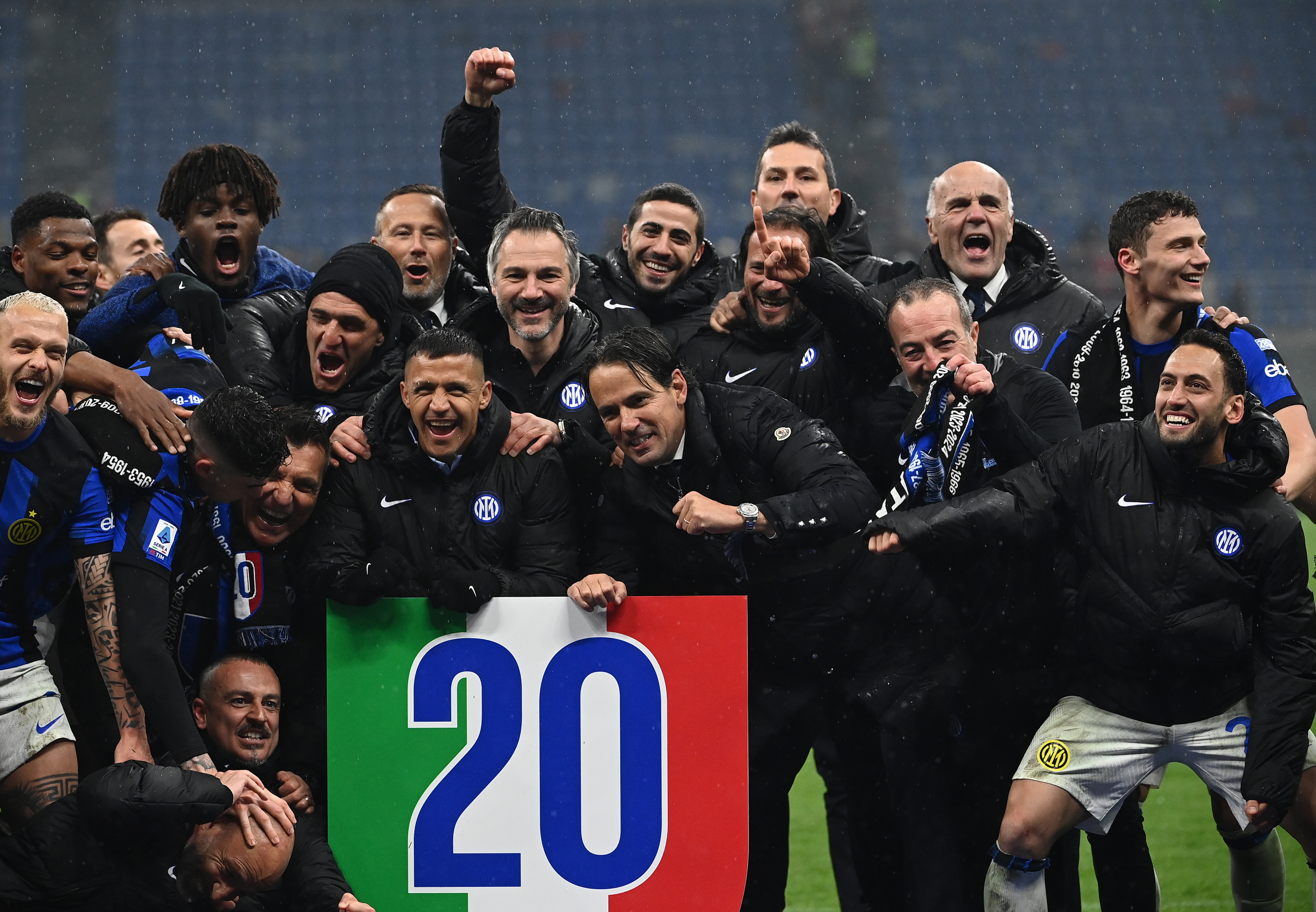 Die Spieler von Inter und Chef Simone Inzaghi (Mitte) feiern nach dem Schlusspfiff