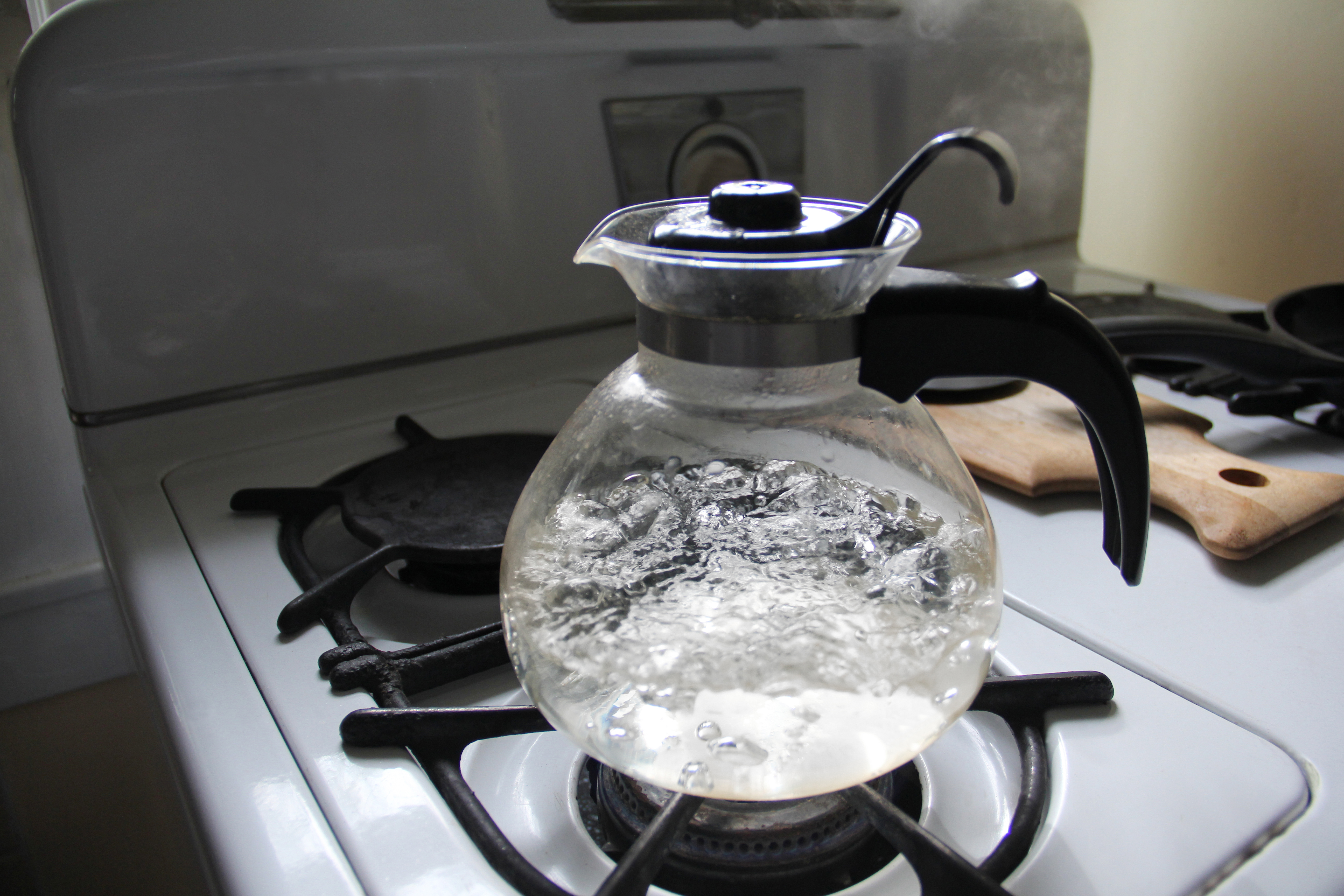 Der Immobilienexperte empfiehlt die Verwendung von kochendem Wasser, um Moos und Unkraut zu entfernen