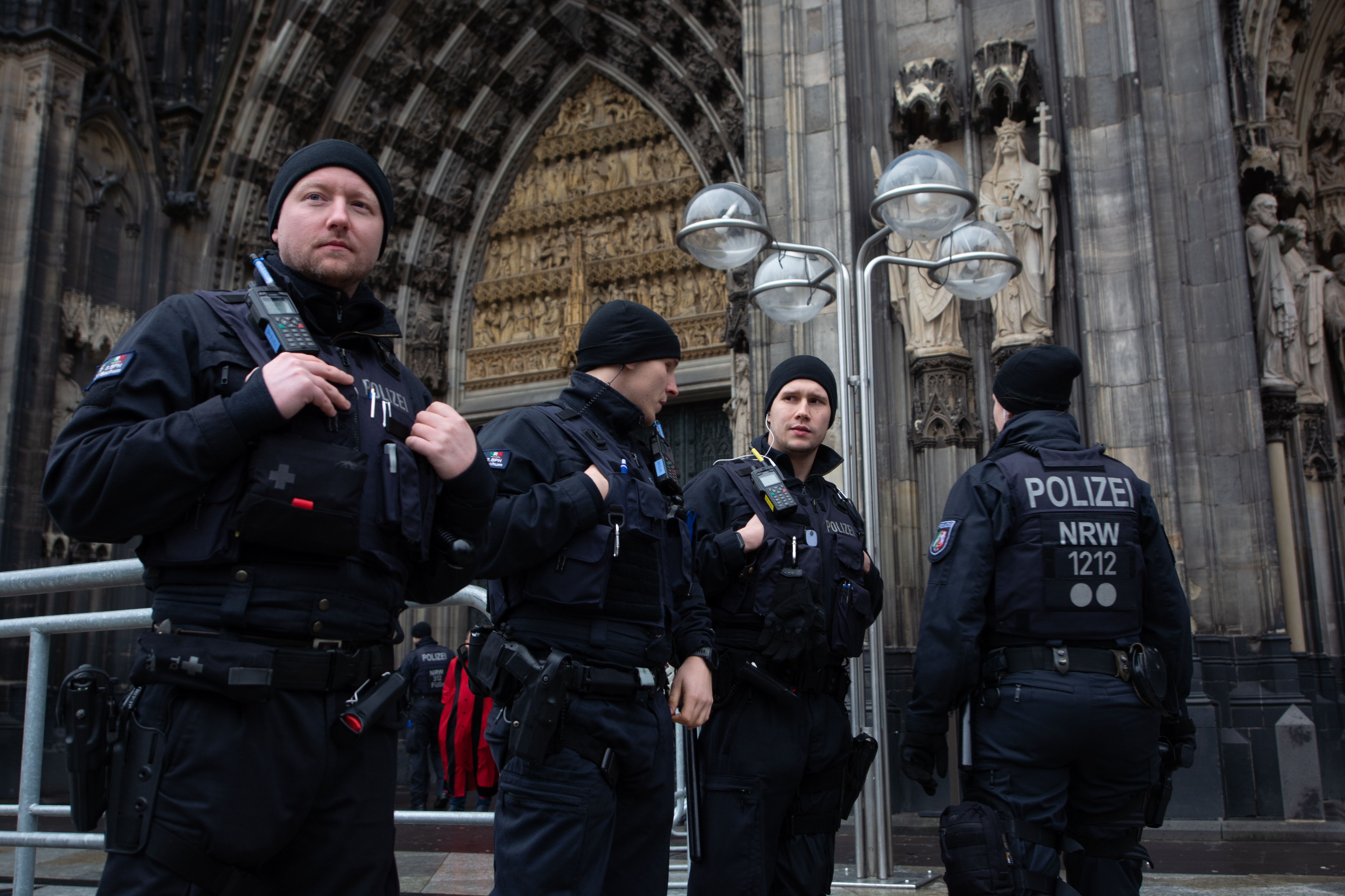 Einer der vereitelten Anschläge sah vor, dass Polizisten am Heiligabend des vergangenen Jahres den Kölner Dom vor Terrorverdächtigen schützten