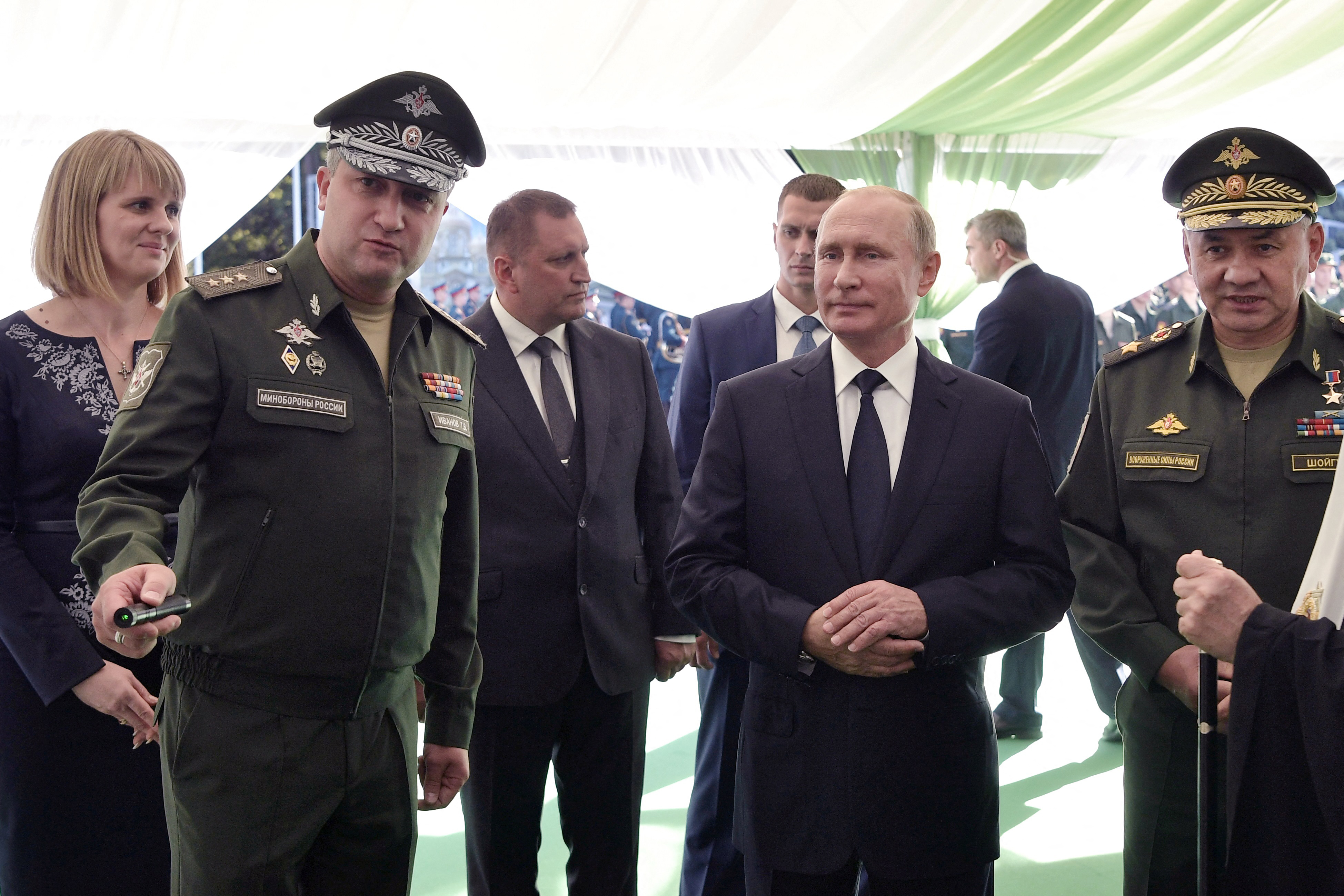 Putin mit Timur Iwanow (l.) während seines Besuchs in einem russischen Militärpark im Jahr 2018