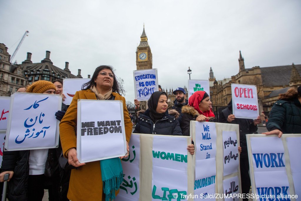 Aus der Akte: Im Januar 2023 protestierten einige im Vereinigten Königreich lebende Afghanen vor dem britischen Parlament gegen die mangelnde Freiheit, unter den Taliban zu leben und zu arbeiten |  Foto.  Tayfun Salci/ZUMA Press Wire/Picture Alliance