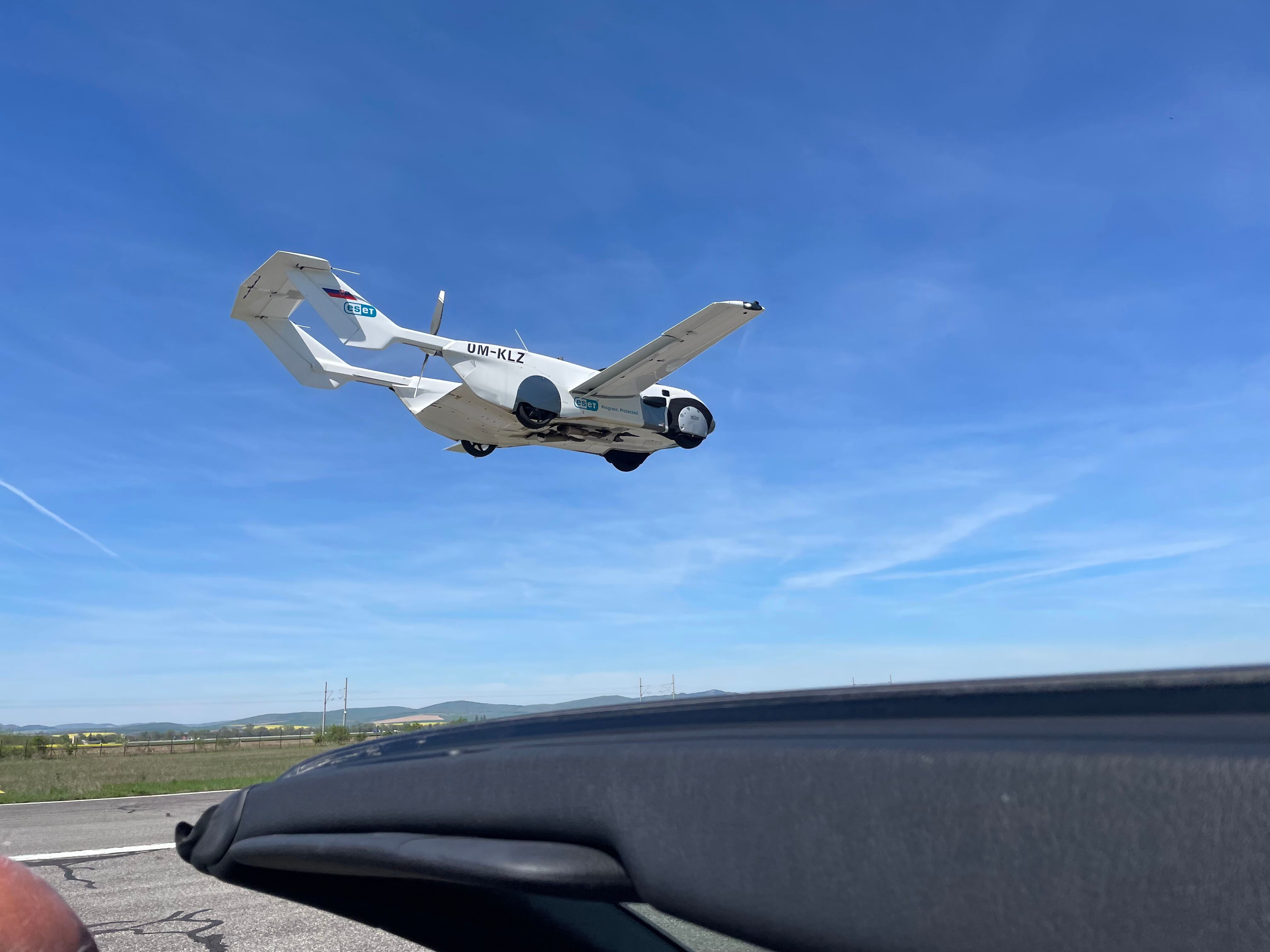Jean-Michel Jarre ist der weltweit erste Passagier, der im fliegenden AirCar von KleinVision abhebt., , https://www.klein-vision.com/press-2024