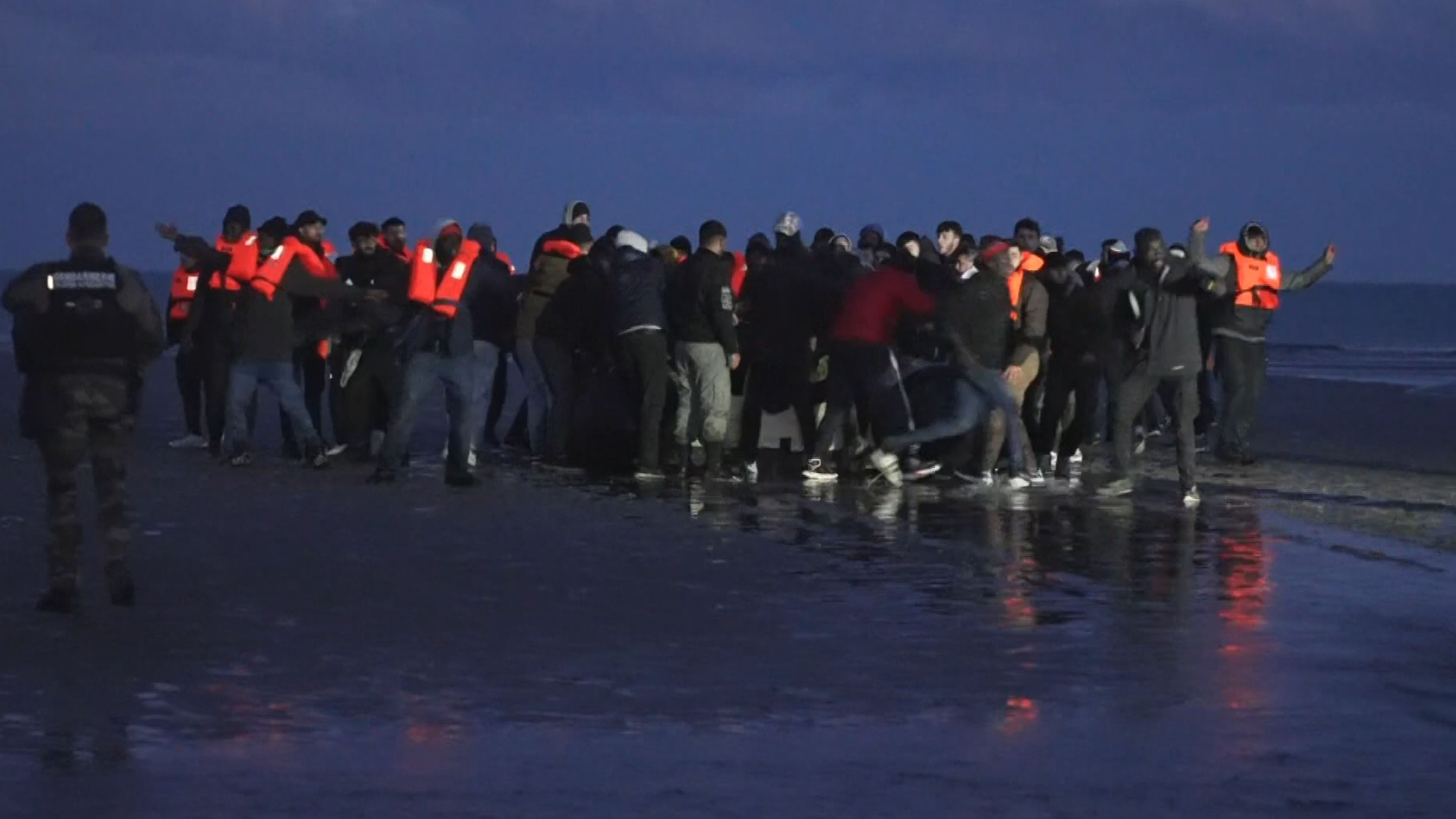 Der französischen Polizei gelang es nicht, die Migranten daran zu hindern, das Schlauchboot zu Wasser zu lassen, mit dem die fünf Toten nach Großbritannien gelangen wollten