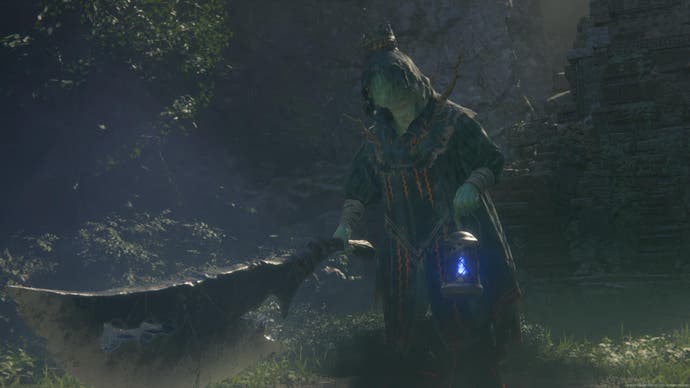 Final Fantasy 16-Screenshot des grün getarnten Tonberry King-Feindes mit riesigem Messer und leuchtender Laterne