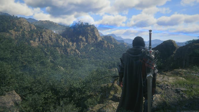 Screenshot von Final Fantasy 16, der Clive mit Blick auf Berge und üppige Wälder zeigt