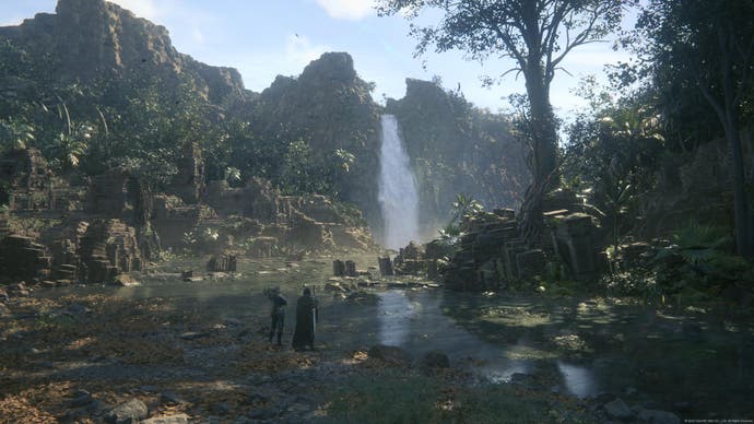 Screenshot von Final Fantasy 16, der einen Wasserfall und einen Fluss inmitten eines sonnendurchfluteten Waldes zeigt