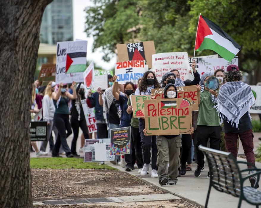Studenten der Texas A&M und Mitglieder der Texas A&M Young Democratic Socialists nehmen an einem pro-palästinensischen Protest auf dem Campus teil