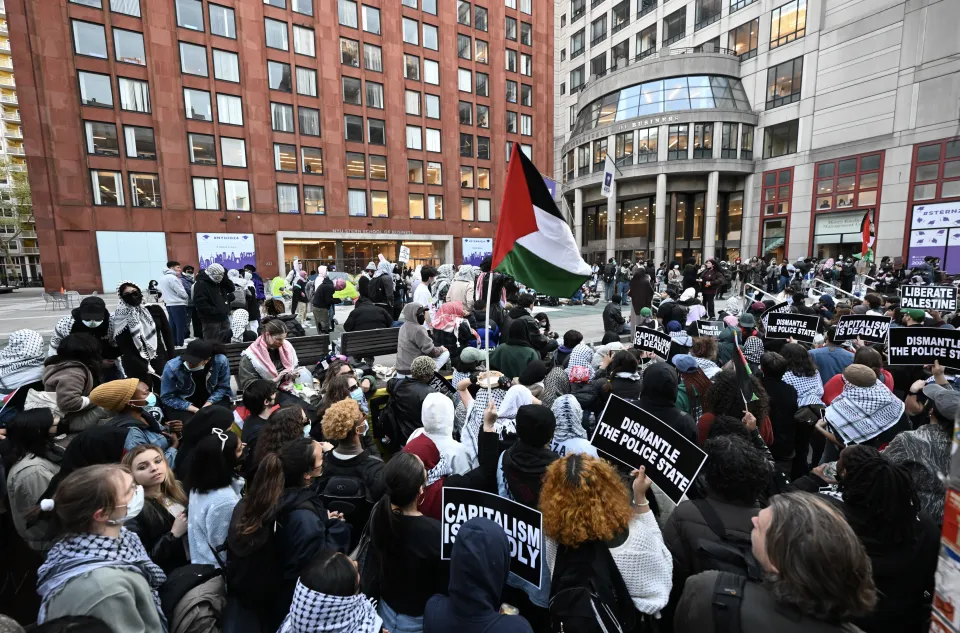 Studenten der New York University unterstützen Palästina weiterhin bei Protesten außerhalb der Campusgebäude