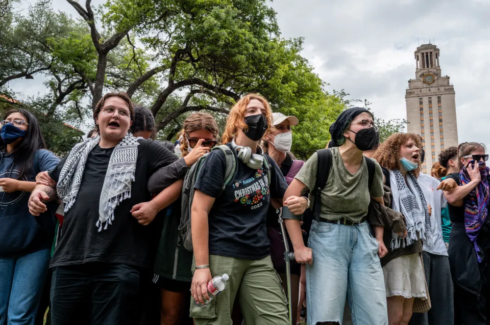 Der Gouverneur von Texas stimmte den Festnahmen zu und sagte, dass jeder, der an antisemitischen Protesten an einer öffentlichen Universität teilnimmt, ausgewiesen werden sollte