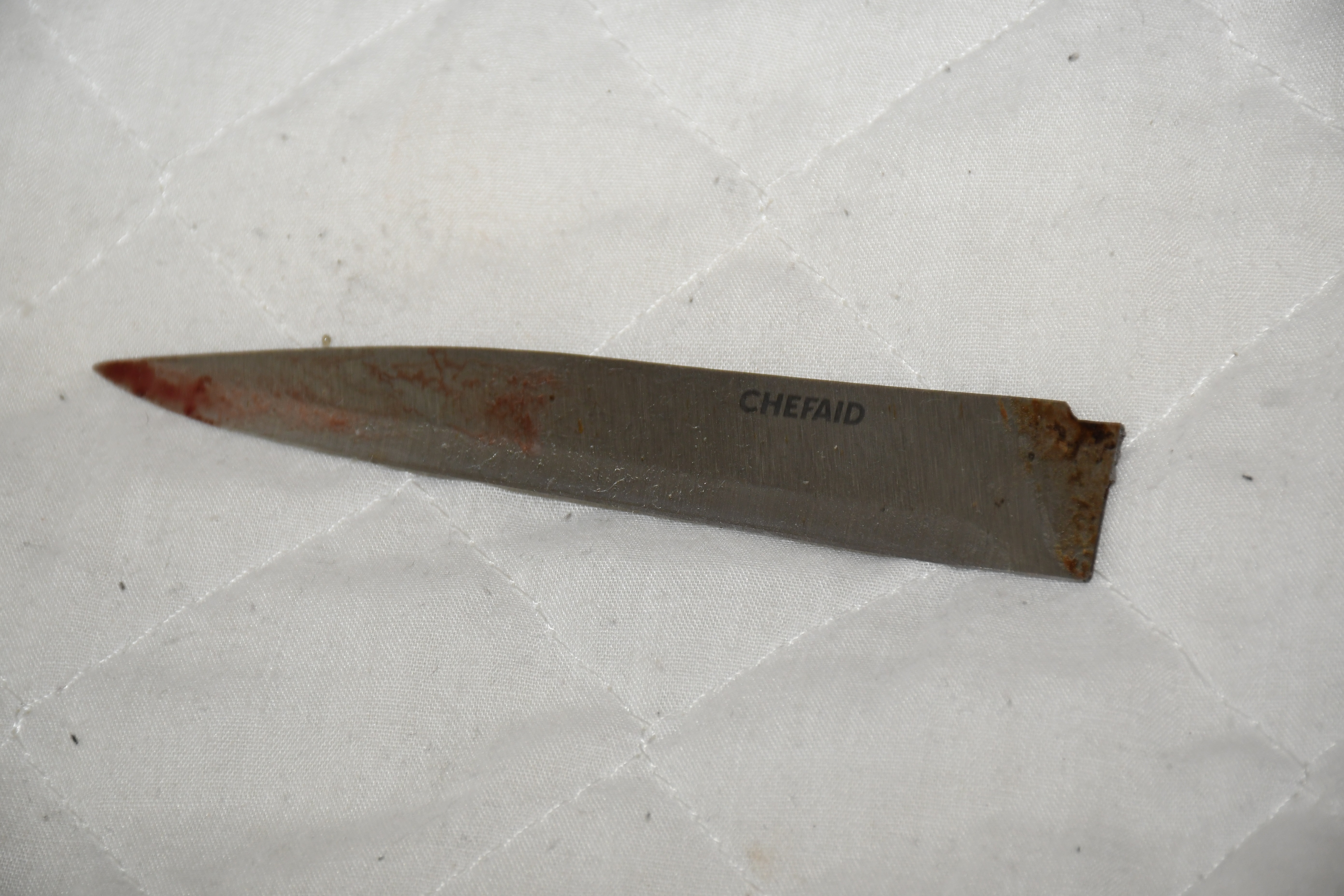 Die grifflose und blutige Klinge eines Messers, das nach dem Angriff gefunden wurde