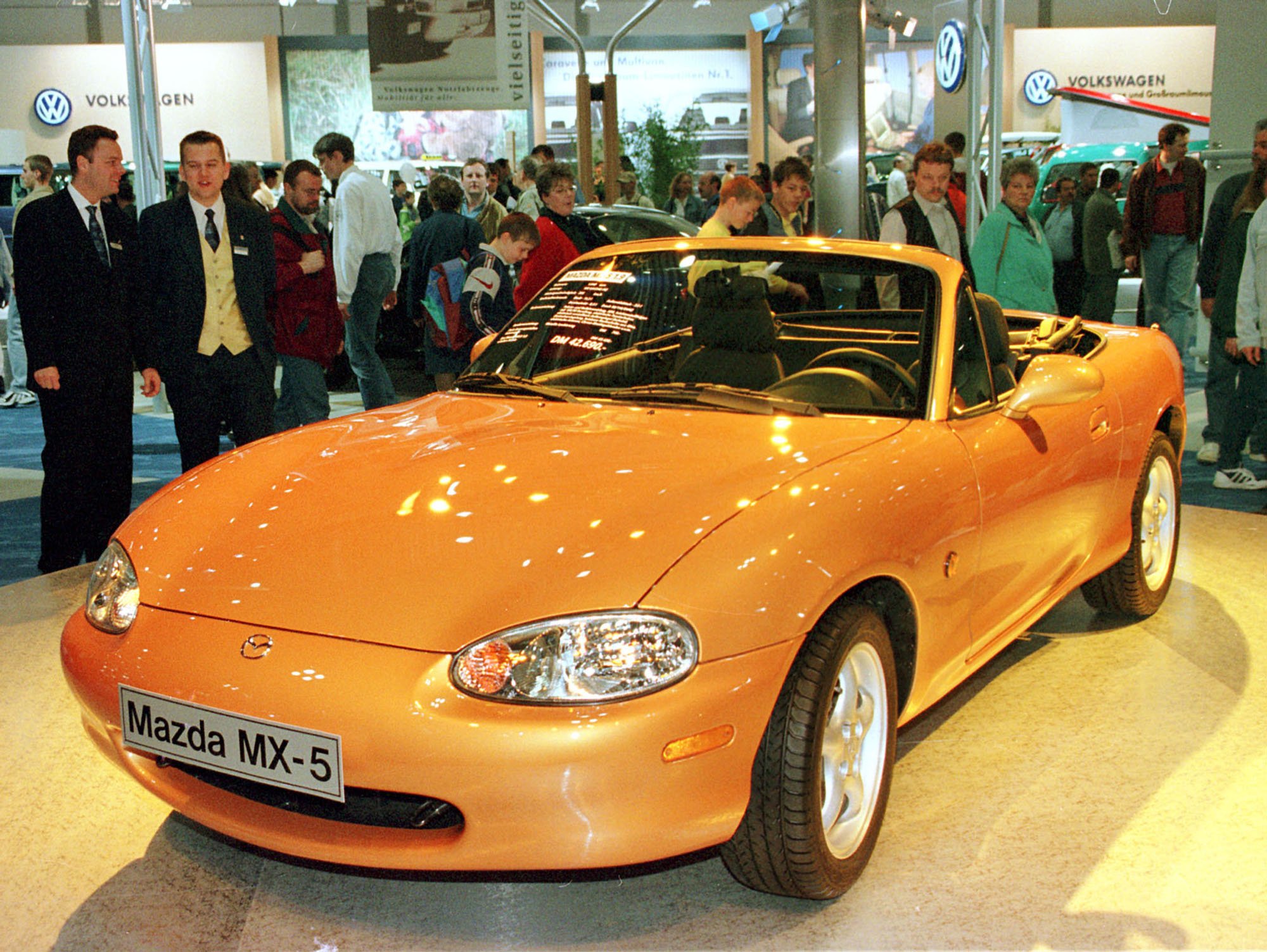 Der neue japanische Roadster MX-5 wird 1998 von Mazda in Deutschland gezeigt